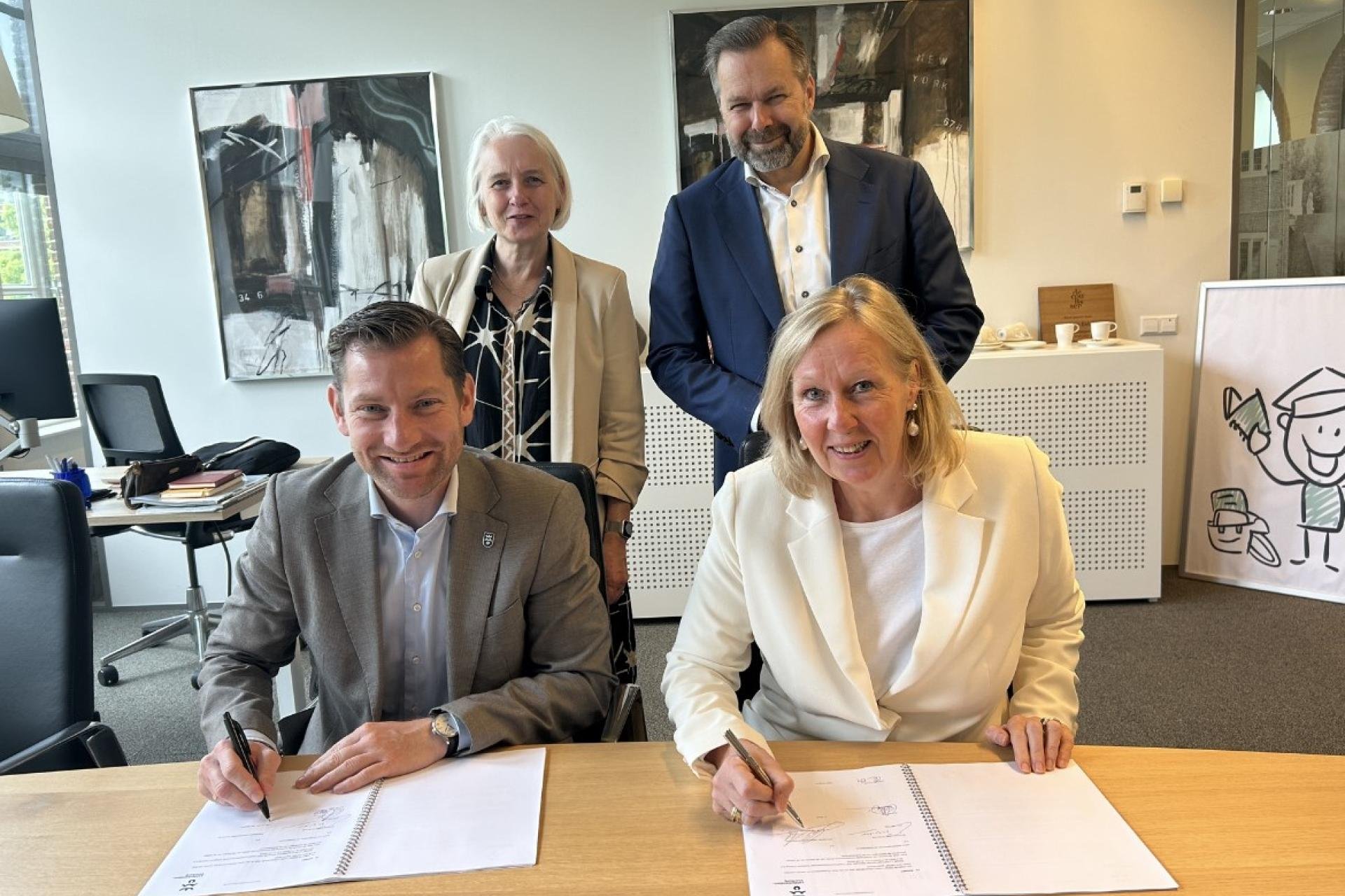 ondertekening intentieverklaring school KPP door wethouders Keus (links) en Van Eekelen (rechts) en Lucas Onderwijs